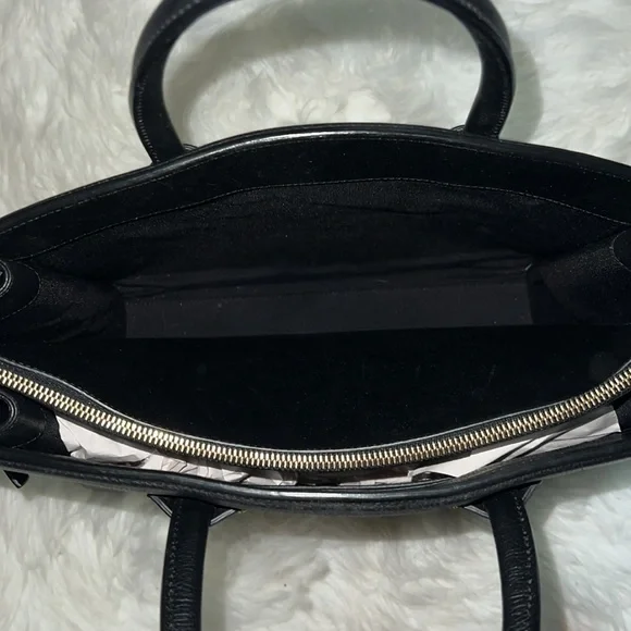 Beautiful bag!! Almost new worn 3X - Picture 6 of 7